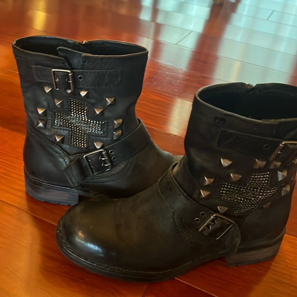 Bullboxer size 7 black boots.